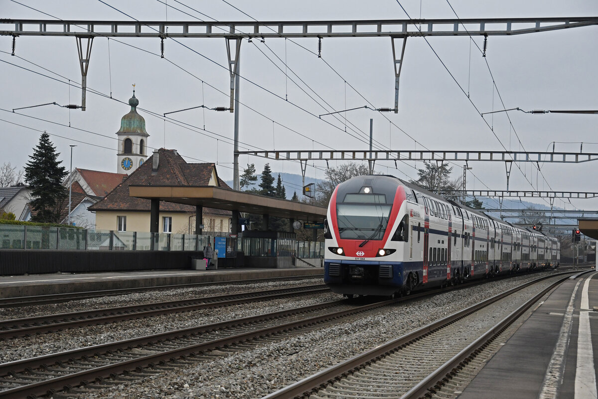 RABe 511 044 KISS durchfährt am 26.01.2023 den Bahnhof Rupperswil.