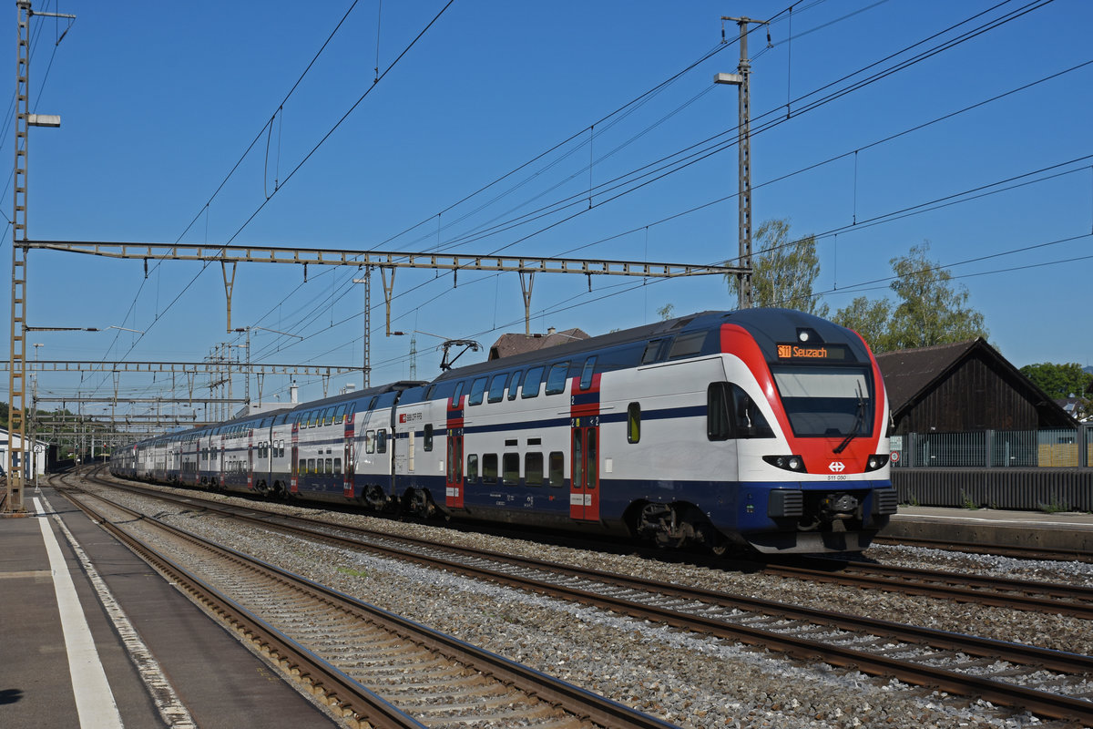 RABe 511 050, auf der S11, durchfährt den Bahnhof Rupperswil. Die Aufnahme stammt vom 24.06.2020.