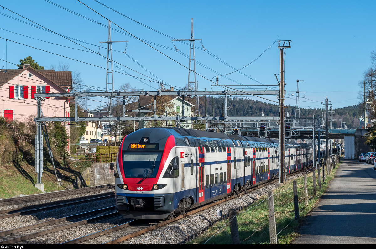 RABe 511 050 und ein weiterer RVD haben am 10. März 2017 als S12 nach Brugg gerade den Bahnhof Winterthur Grüze verlassen.