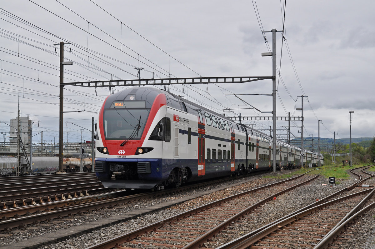 RABe 511 052 durchfährt den Bahnhof Muttenz. Die Aufnahme stammt vom 17.04.2016.