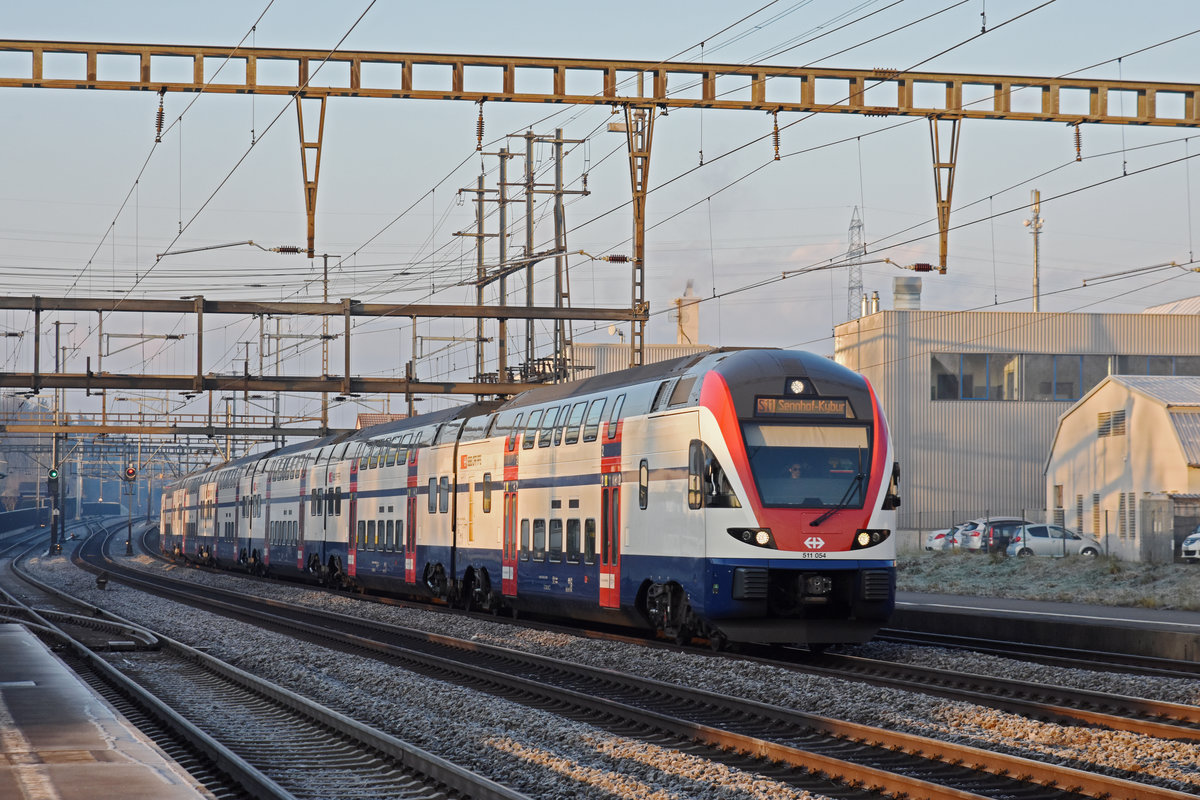 RABe 511 054 Kiss, auf der S11, durchfährt den Bahnhof Rupperswil. Die Aufnahme stammt vom 17.01.2020.