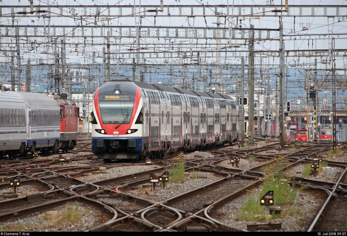 RABe 511 055 (Stadler DOSTO) SBB-ZVV als RE 4915 von Schaffhausen (CH) erreicht seinen Endbahnhof Zürich HB (CH) auf Gleis 13.
[10.7.2018 | 9:57 Uhr]