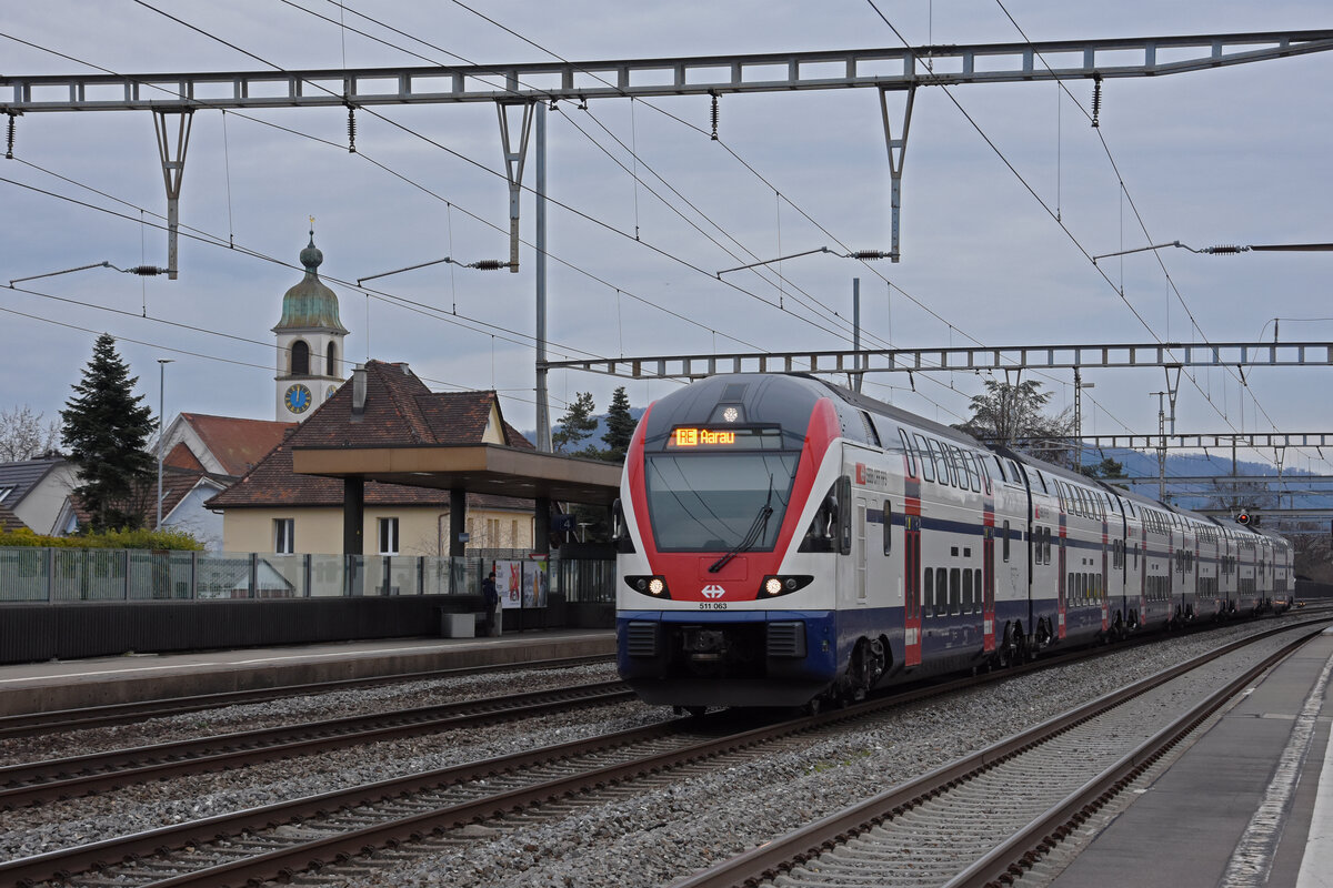 RABe 511 063 KISS durchfährt den Bahnhof Rupperswil. Die Aufnahme stammt vom 07.01.2022.