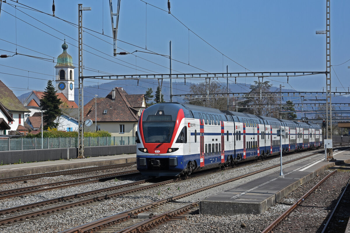 RABe 511 064 KISS durchfährt den Bahnhof Rupperswil. Die Aufnahmestammt vom 28.03.2022.