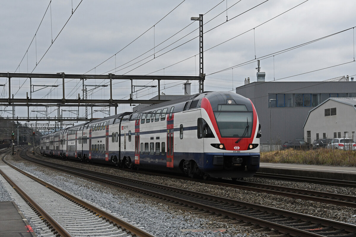 RABe 511 065 KISS durchfährt am 27.02.2023 den Bahnhof Rupperswil.