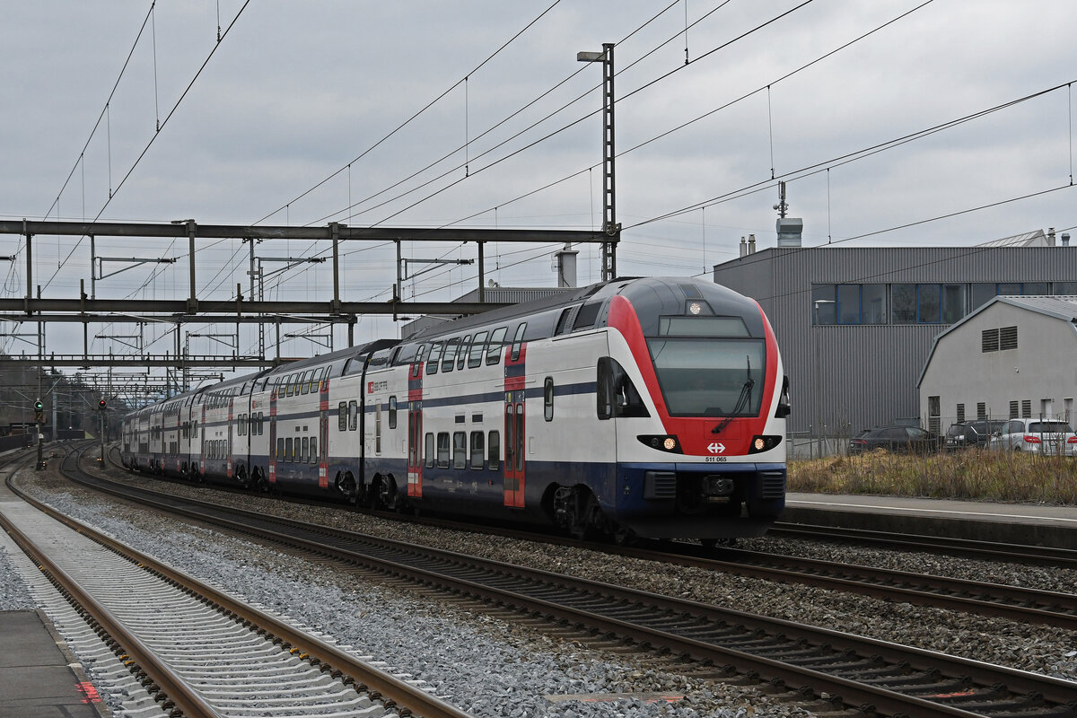 RABe 511 065 KISS durchfährt am 27.02.2023 den Bahnhof Rupperswil.