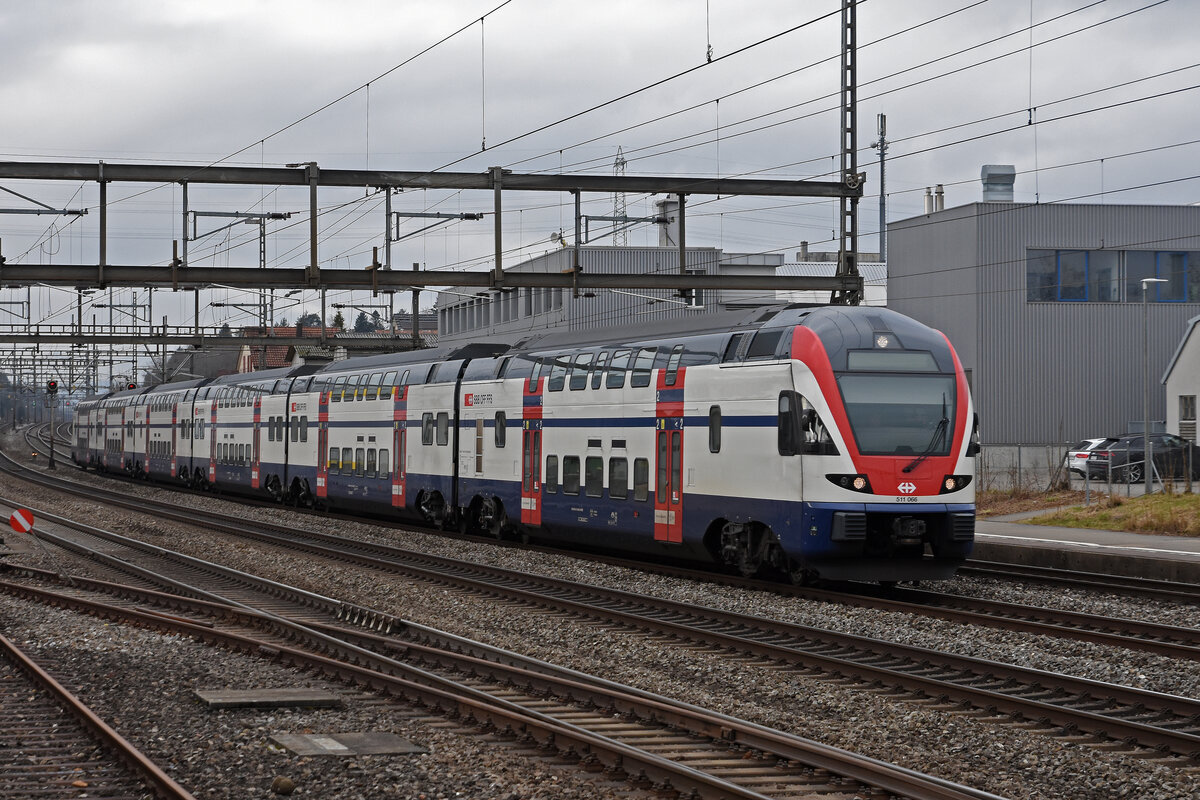 RABe 511 066 KISS durchfährt den Bahnhof Rupperswil. Die Aufnahme stammt vom 04.02.2022.