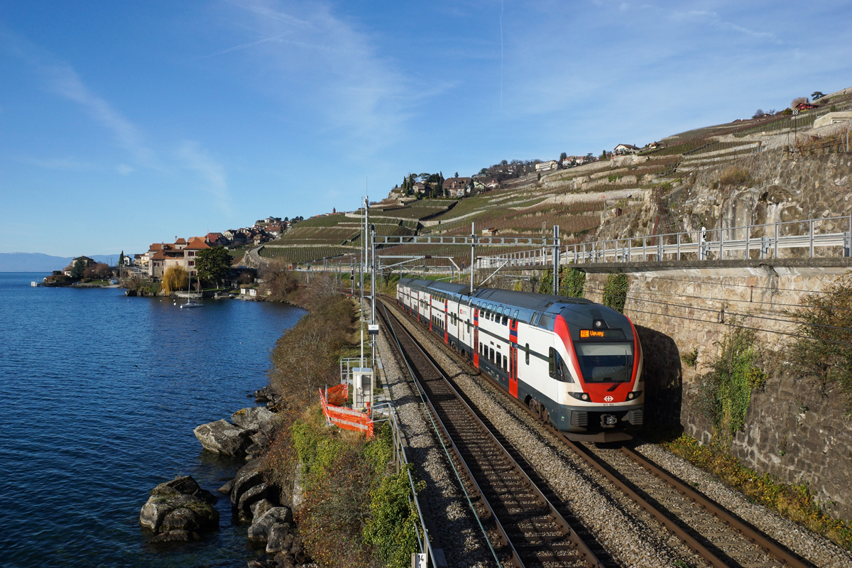RABe 511 105 befindet sich am 21.12.2014 bei St-Saphorin.