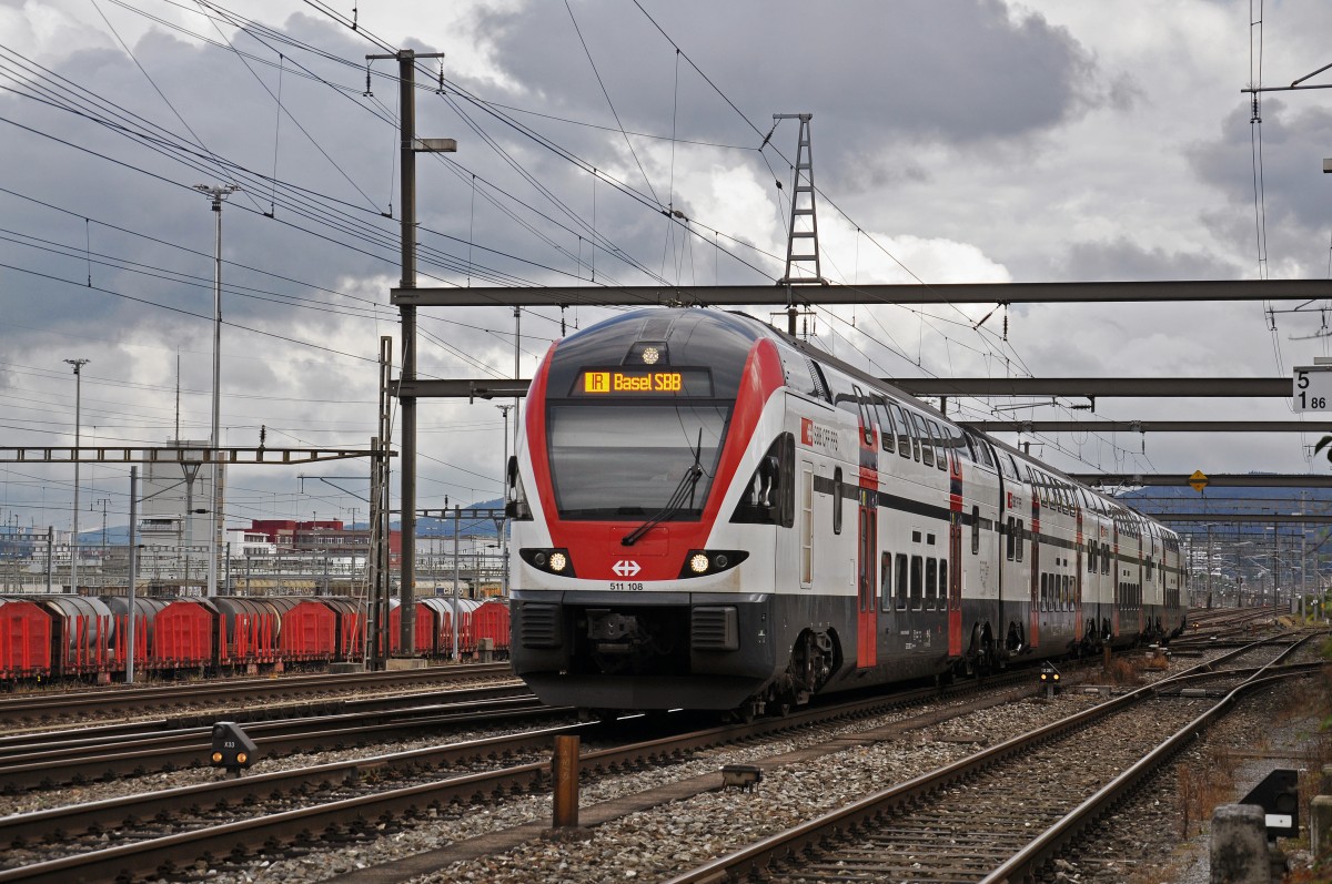 RABe 511 108 durchfährt den Bahnhof Muttenz. Die Aufnahme stammt vom 02.11.2014.