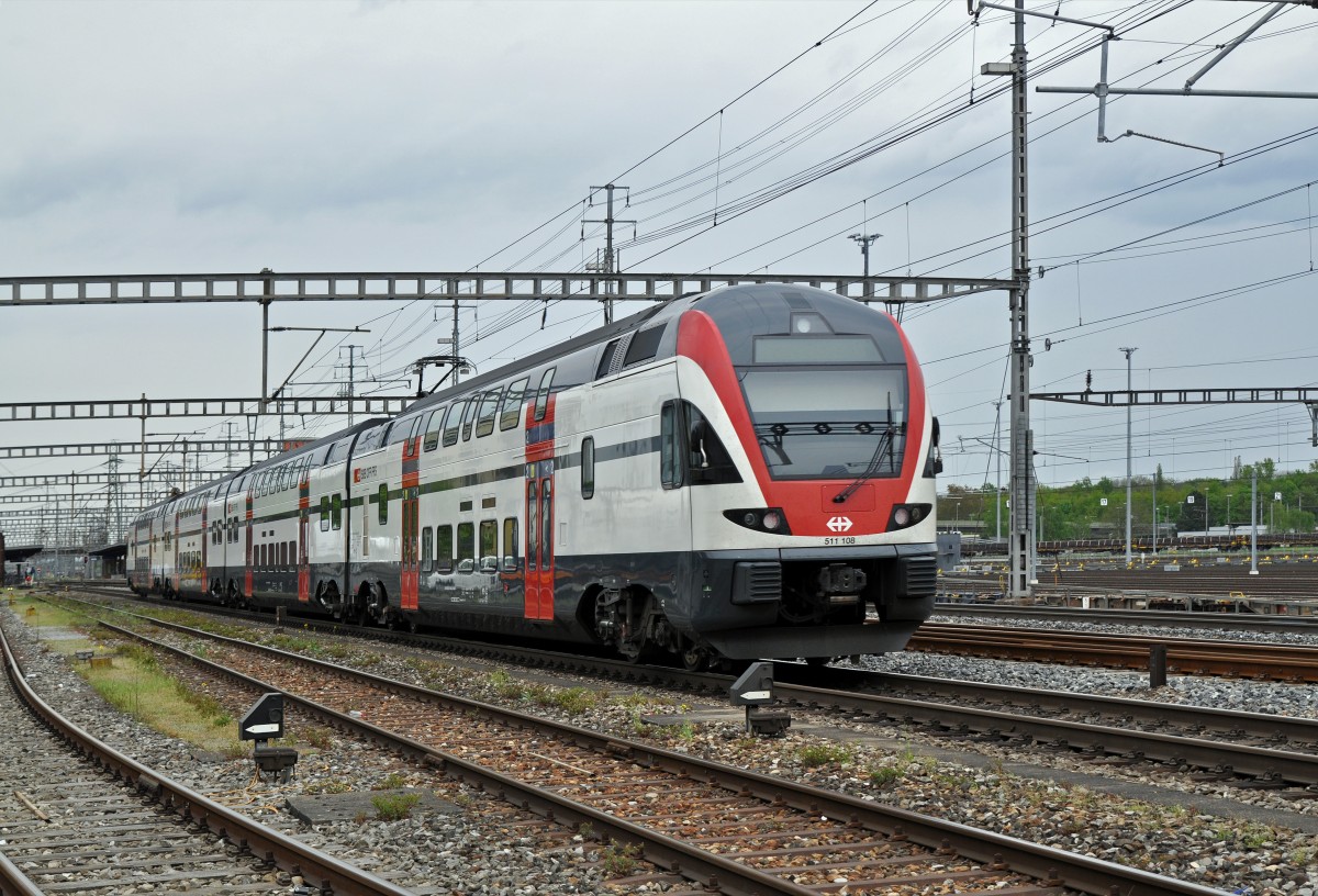 RABe 511 108 durchfährt den Bahnhof Muttenz. Die Aufnahme stammt vom 25.04.2015.