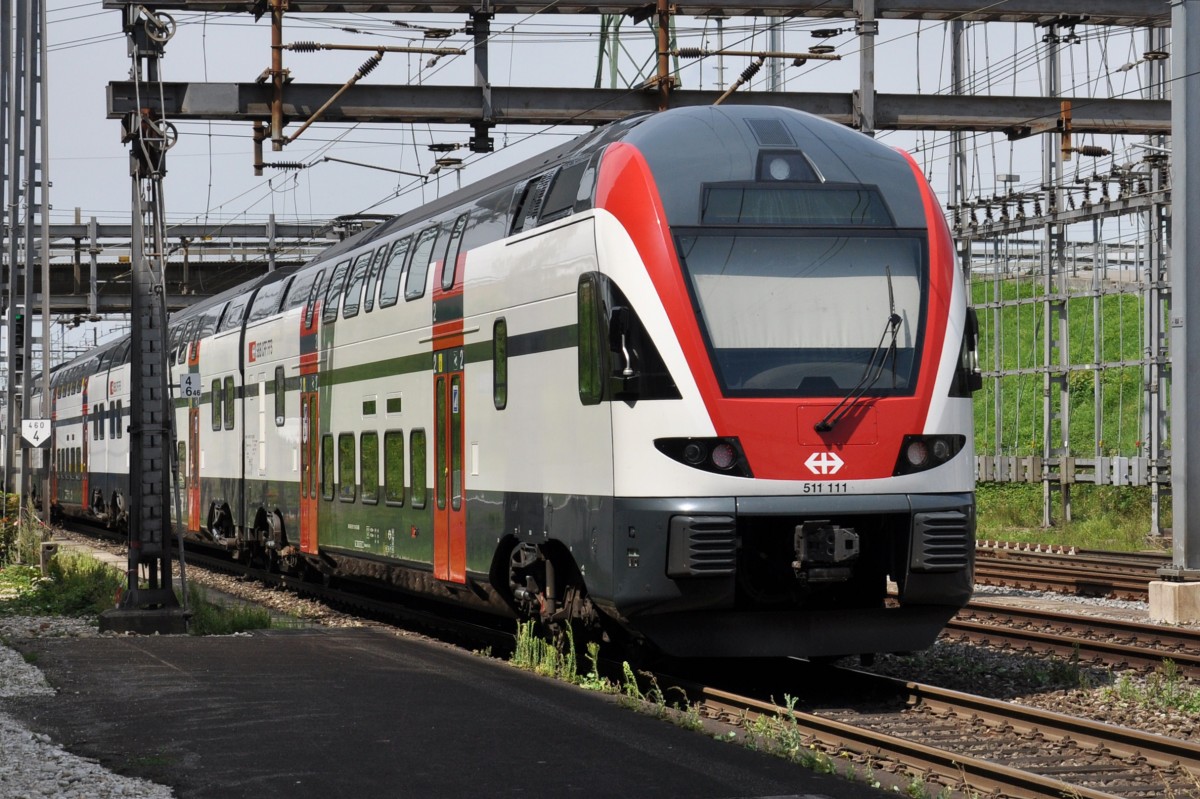 RABe 511 111 durchfährt den Bahnhof Muttenz. Die Aufnahme stammt vom 06.08.2014.