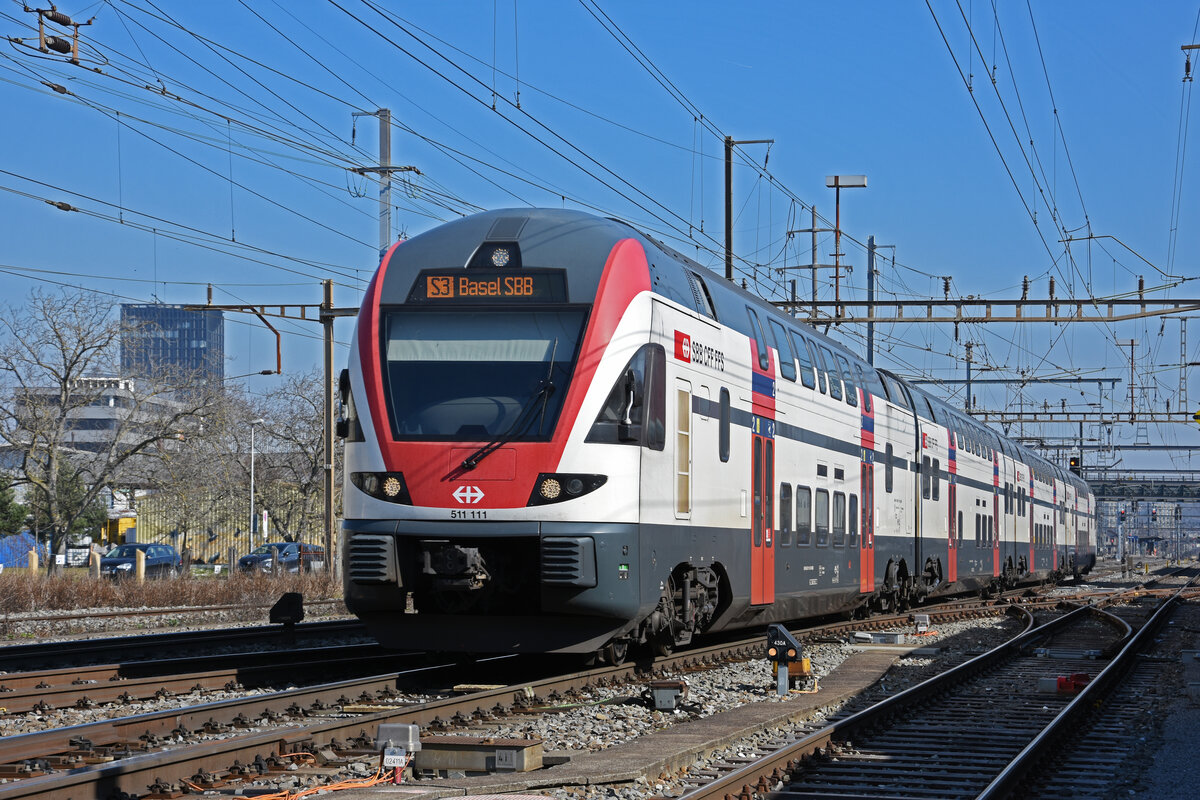 RABe 511 111 KISS, auf der S3, verlässt den Bahnhof Pratteln. Die Aufnahme stammt vom 03.03.2022.