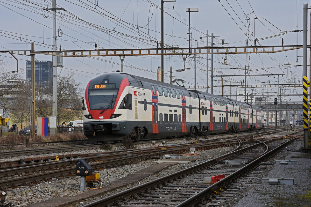 RABe 511 111 KISS, auf der S3, fährt zum Bahnhof Pratteln. Die Aufnahmestammt vom 02.03.2022.