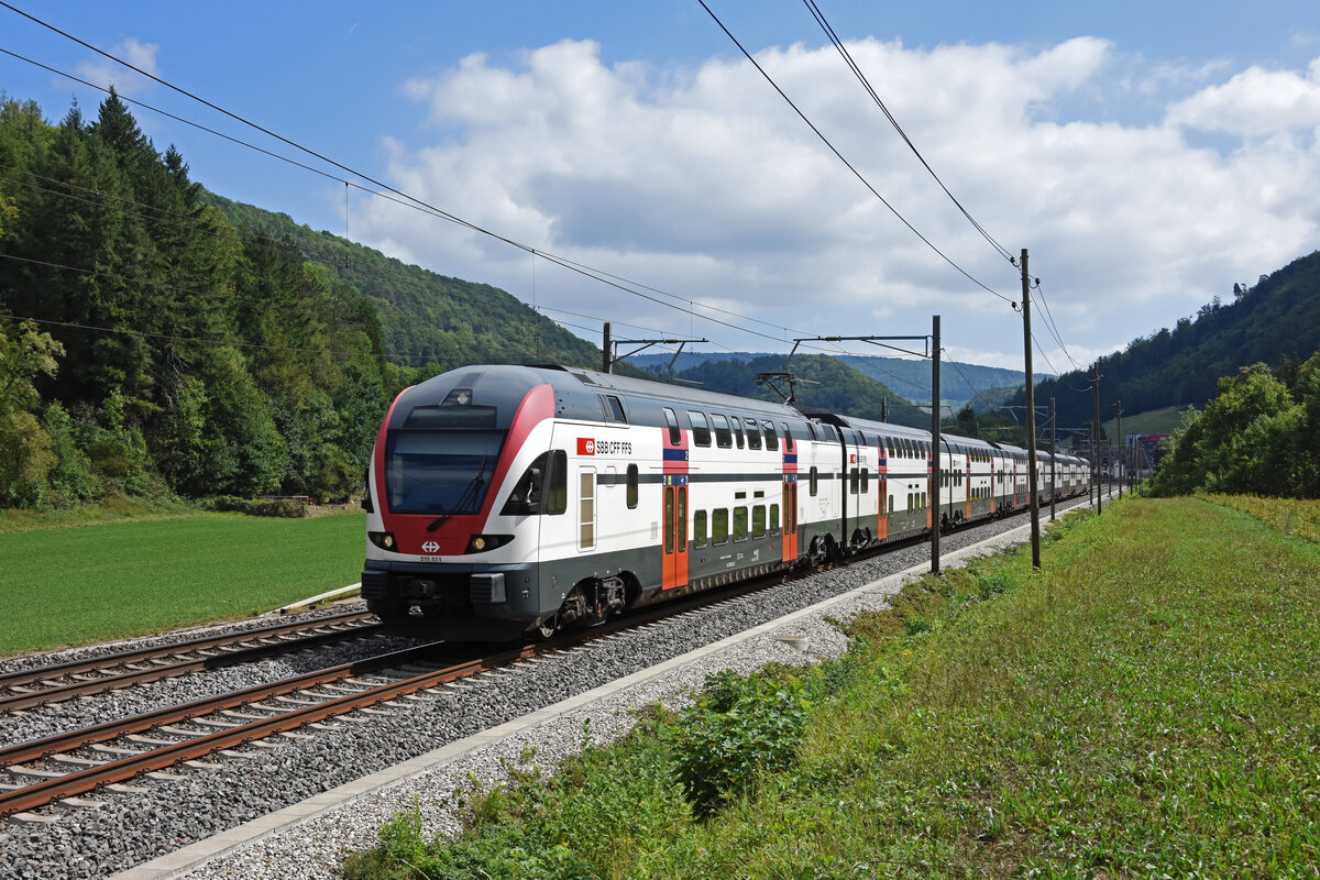RABe 511 111 KISS fährt am 28.08.2022 Richtung Bahnhof Gelterkinden.