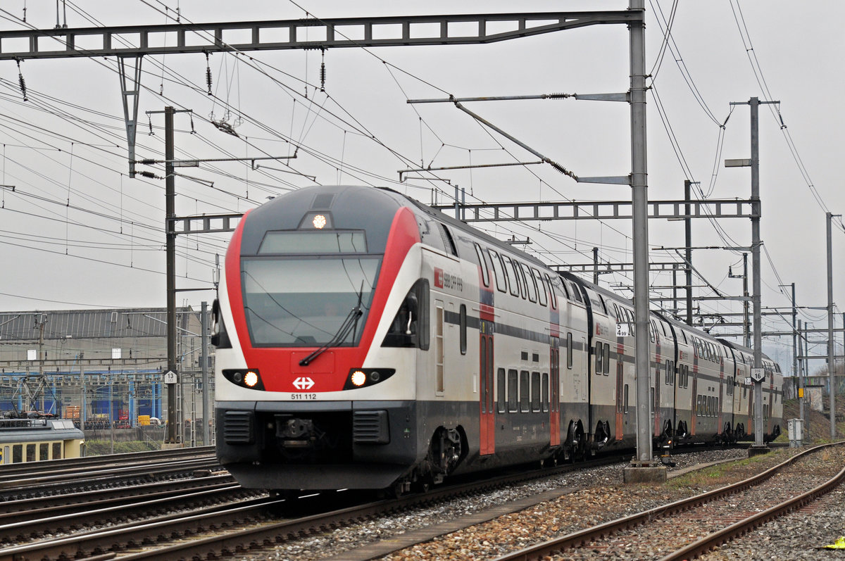 RABe 511 112 durchfährt den Bahnhof Muttenz. Die Aufnahme stammt vom 27.01.2018.