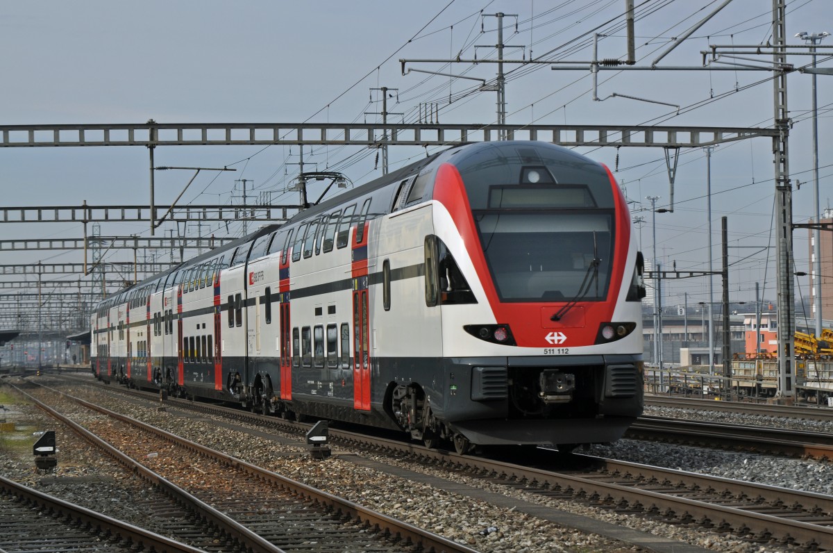 RABe 511 112 durchfährt den Bahnhof Muttenz. Die Aufnahme stammt vom 13.02.2015.