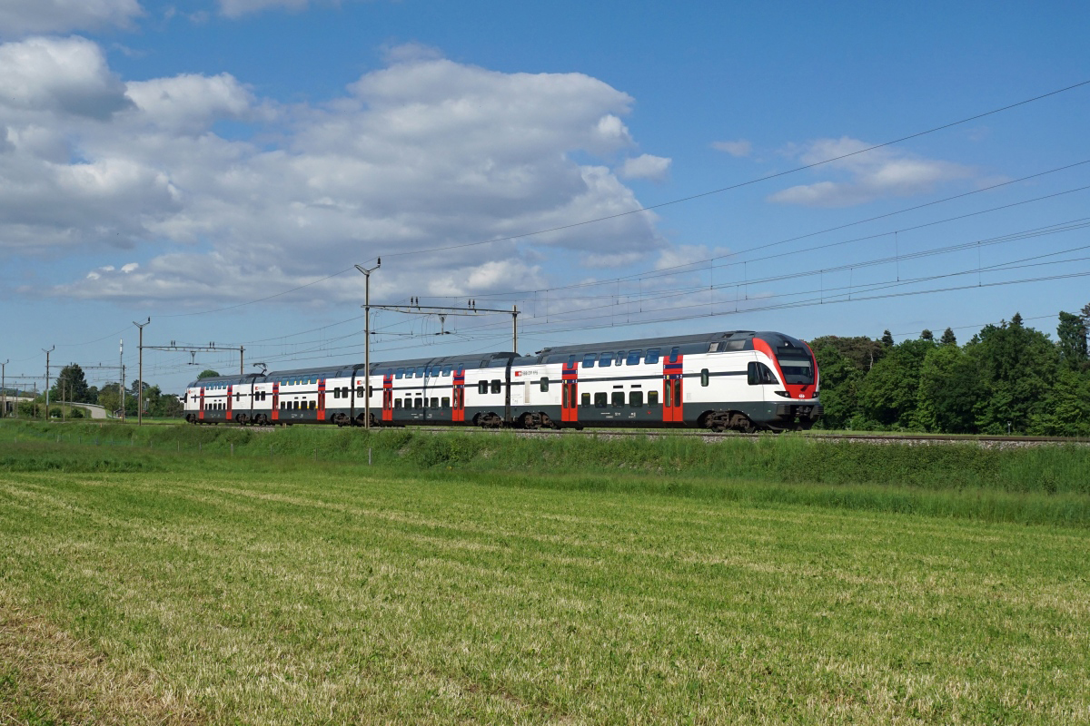 RABe 511 115 verläst am 15.05.2016 Nyon in Richtung Genf.
