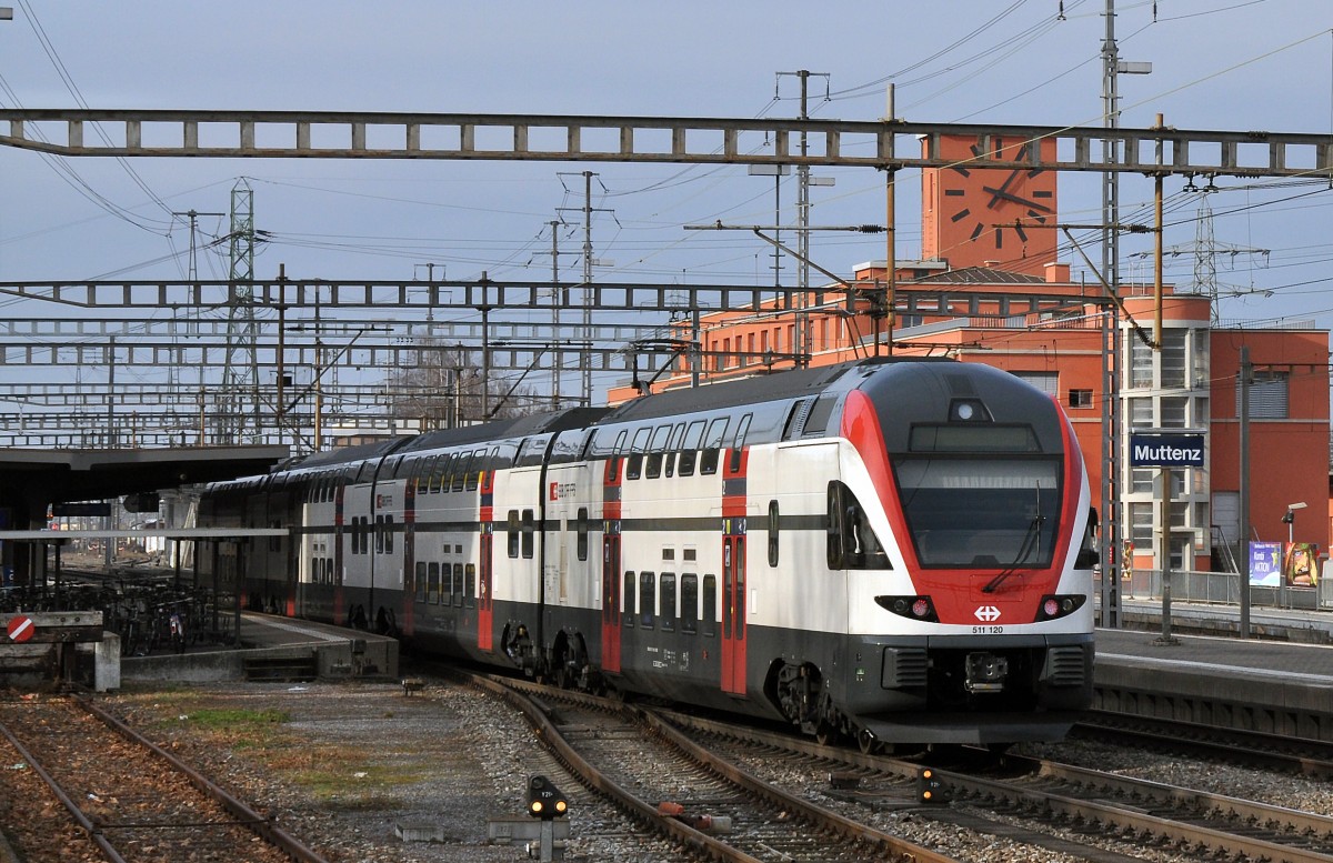 RABe 511 120 durchfährt den Bahnhof Muttenz. Die Aufnahme stammt vom 21.12.2013.