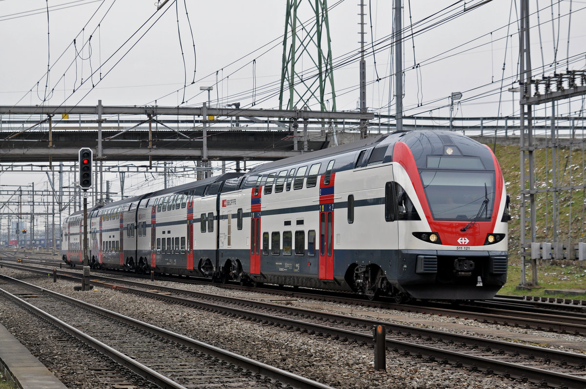 RABe 511 121 durchfährt den Bahnhof Muttenz. Die Aufnahme stammt vom 20.03.2018.