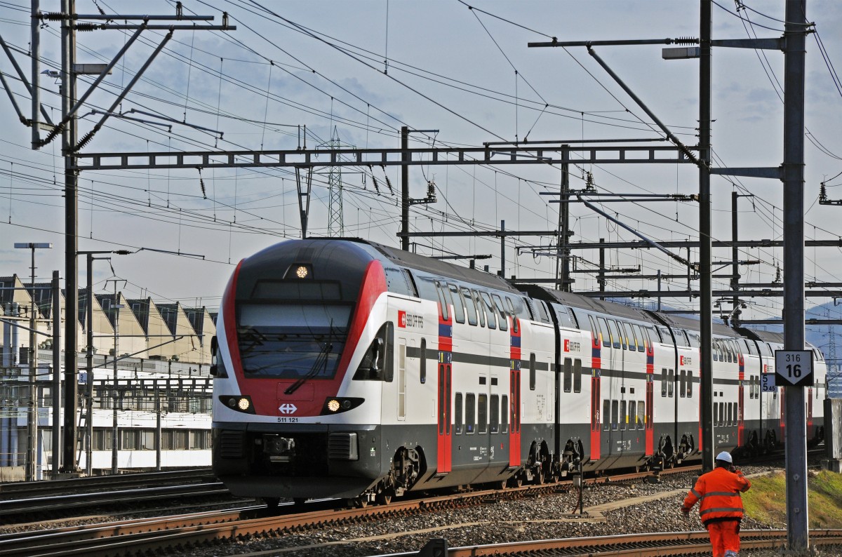 RABe 511 121 durchfährt den Bahnhof Muttenz. Die Aufnahme stammt vom 08.01.2014.