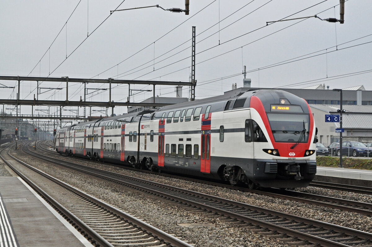 RABe 511 121 KISS durchfährt am 17.02.2025 den Bahnhof Rupperswil.