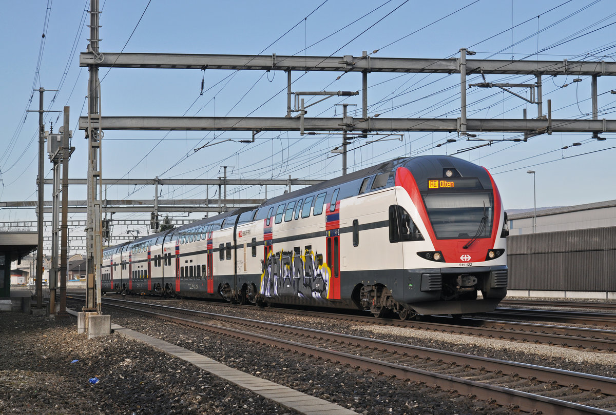 RABe 511 122 durchfährt den Bahnhof Rothrist. Die Aufnahme stammt vom 11.03.2017.