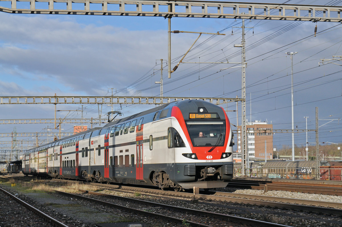 RABe 511 122 durchfährt den Bahnhof Muttenz. Die Aufnahme stammt vom 02.01.2018.