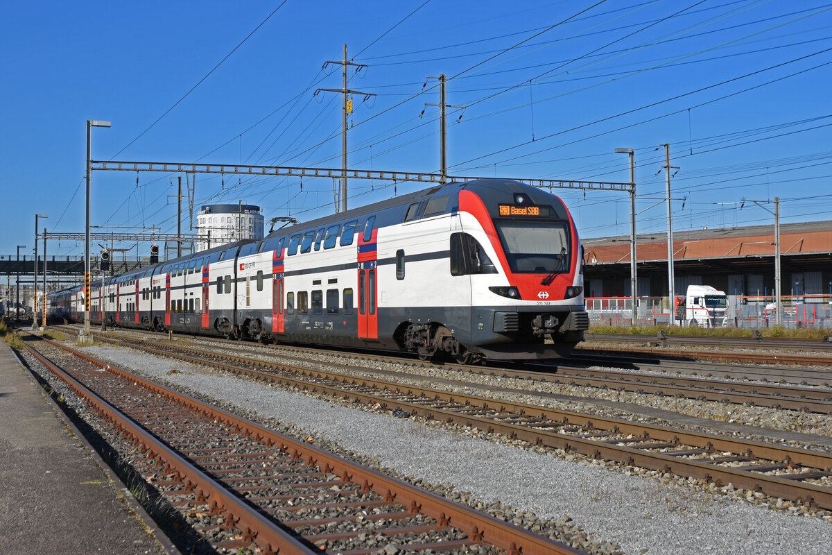 RABe 511 123 KISS, auf der S3, verlässt den Bahnhof Pratteln. Die Aufnahme stammt vom 23.10.2021.
