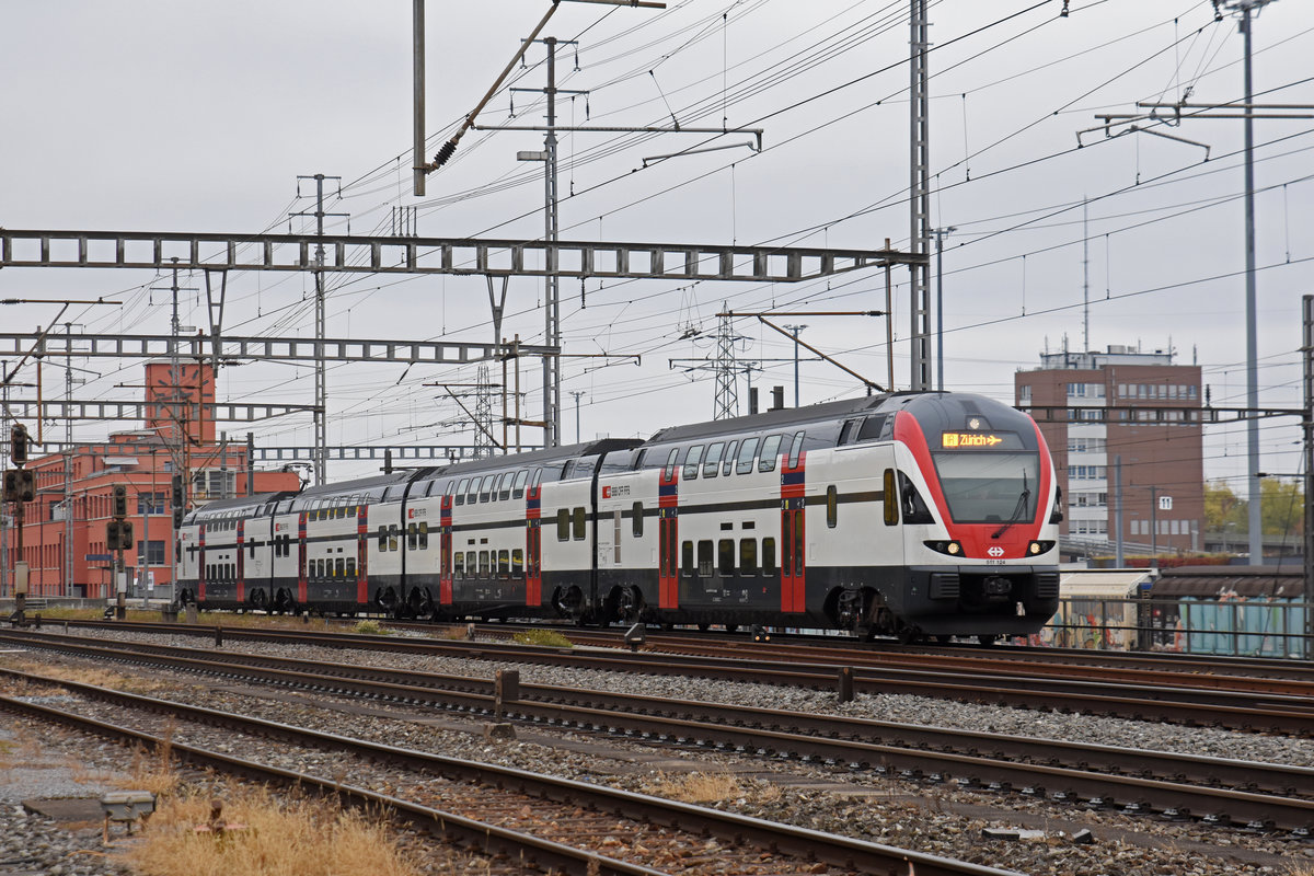 RABe 511 124 durchfährt den Bahnhof Muttenz. Die Aufnahme stammt vom 26.10.2018.