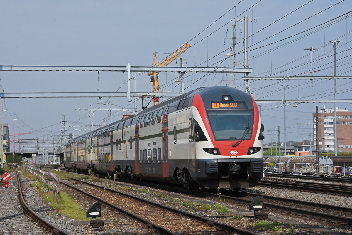 RABe 511 124 KISS durchfährt den Bahnhof Muttenz. Die Aufnahme stammt vom 15.04.2022.