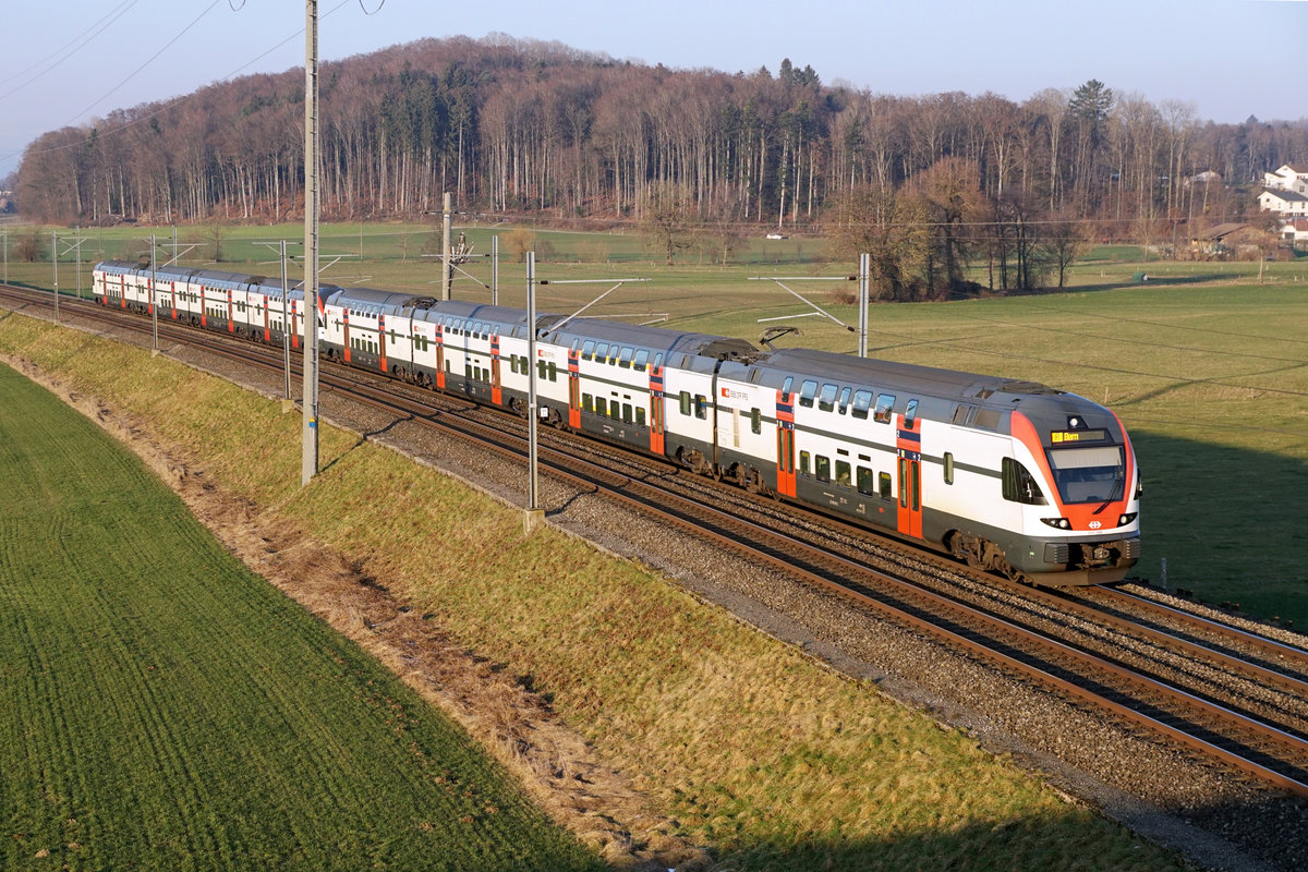RABe 511 als IR35 Zürich-Bern bei Bollodingen am 11. Januar 2021.
Foto: Walter Ruetsch