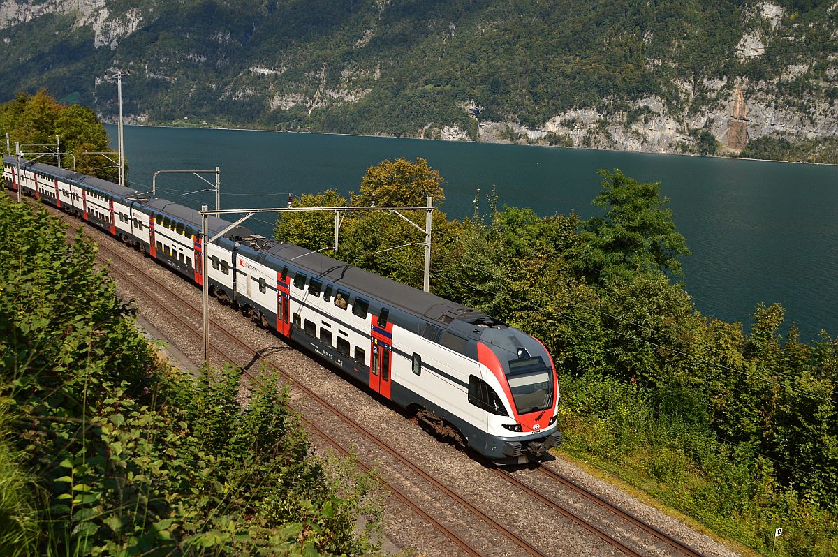 RABe 511 am Walensee Richtung Sargans.
16. September 2014