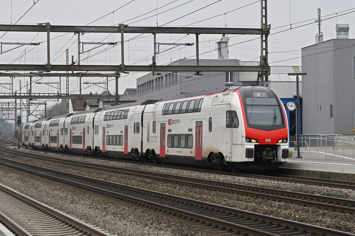 RABe 512 002-2 KISS durchfährt am 17.02.2025 den Bahnhof Rupperswil.