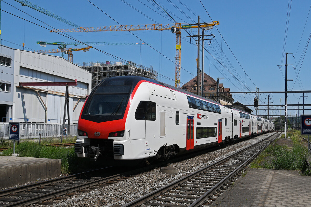 RABe 512 002-2 KISS durchfährt am 20.06.2025 den Bahnhof Pratteln.
