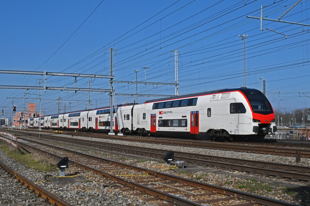 RABe 512 005-5 KISS durchfährt am 08.03.2024 den Bahnhof Muttenz.