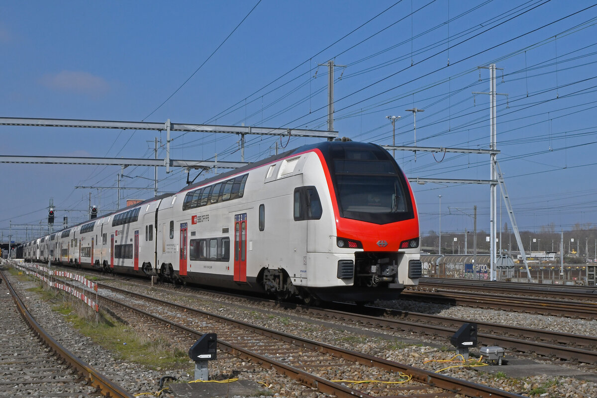 RABe 512 005-5 KISS durchfährt am 08.03.2024 den Bahnhof Muttenz.