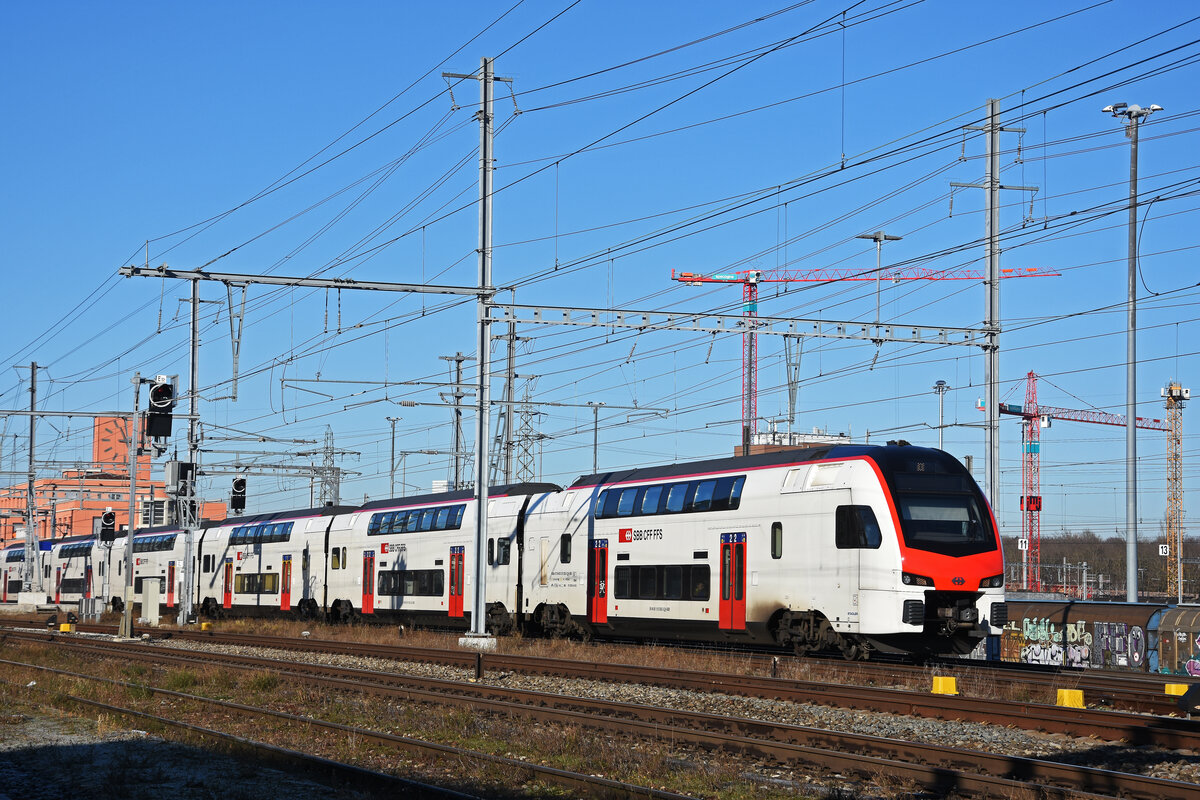 RABe 512 005-5 KISS durchfährt am 13.01.2025 den Bahnhof Muttenz.