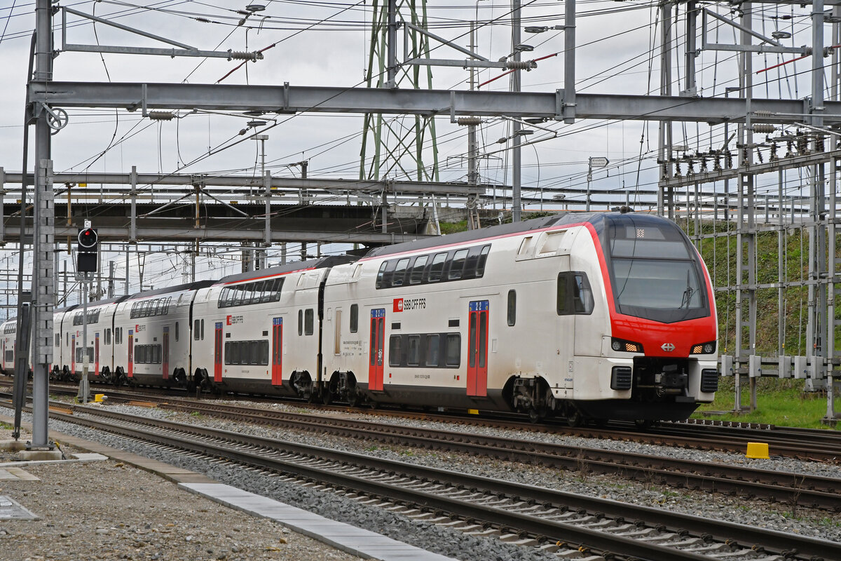 RABe 512 010-5 KISS durchfährt am 18.03.2024 den Bahnhof Muttenz.