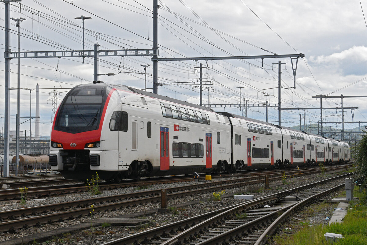 RABe 512 012-1 KISS durchfährt am 21.04.2025 den Bahnhof Muttenz.