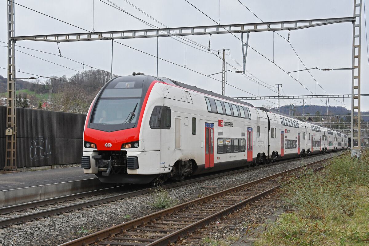 RABe 512 013-9 KISS durchfährt am 26.02.2024 den Bahnhof Gelterkinden.