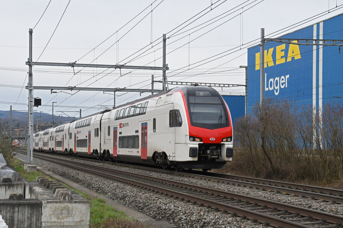 RABe 512 013-9 KISS fährt am 26.02.2024 Richtung Station Itingen. 