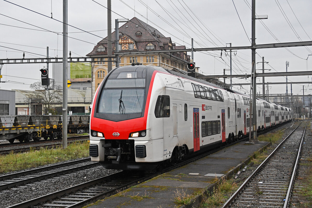 RABe 512 014-7 KISS durchfährt am 05.01.2024 den Bahnhof Pratteln.