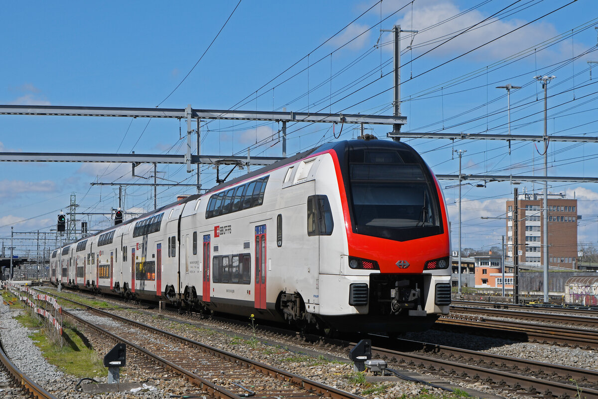RABe 512 014-7 KISS durchfährt am 25.03.2024 den Bahnhof Muttenz.