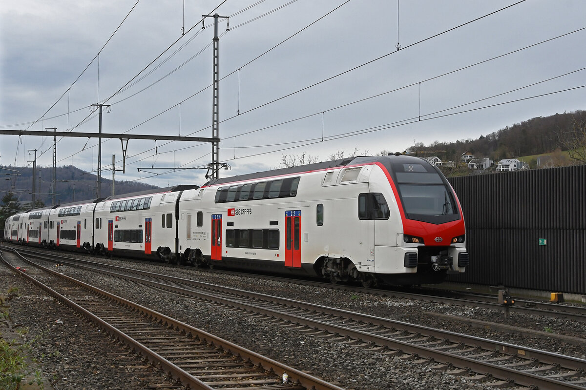 RABe 512 016-2 KISS durchfährt am 26.02.2024 den Bahnhof Gelterkinden.