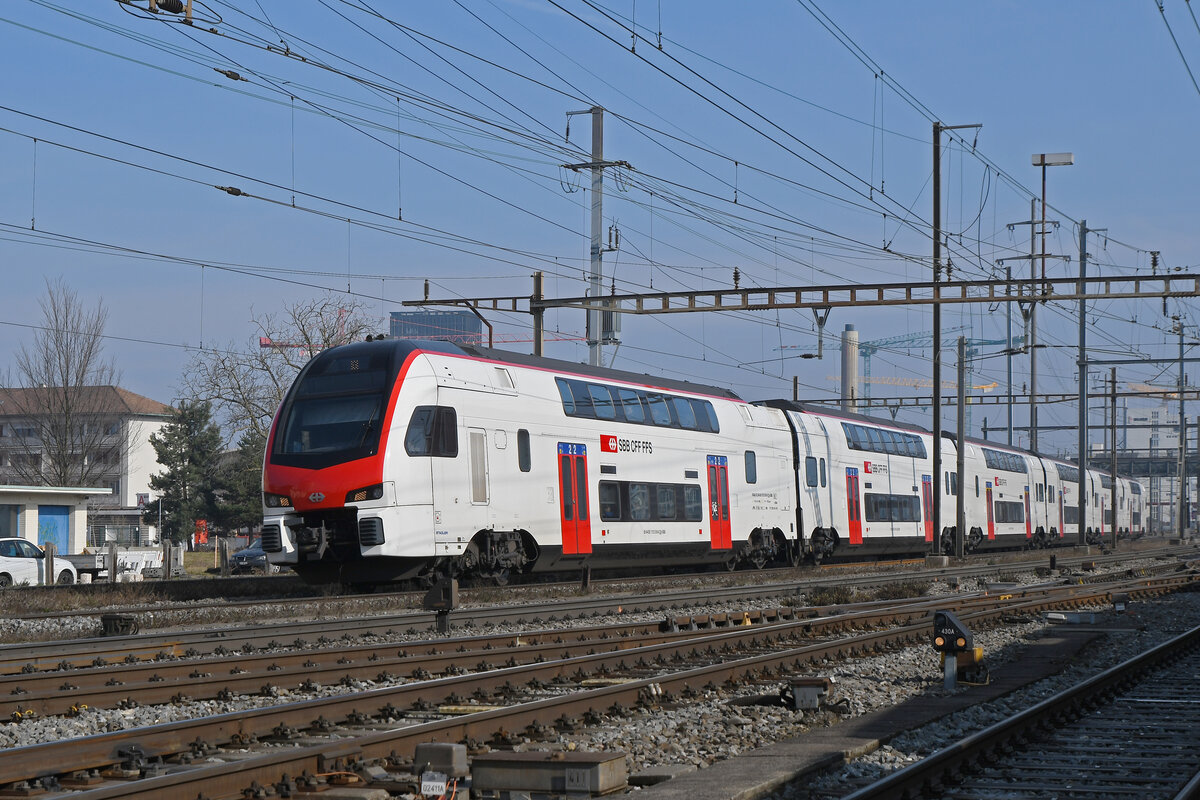 RABe 512 018-8 KISS durchfährt am 20.02.2025 den Bahnhof Pratteln.