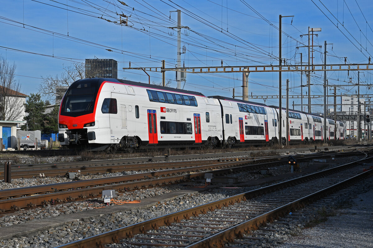 RABe 512 021-2 KISS durchfährt am 05.02.2024 den Bahnhof Pratteln.