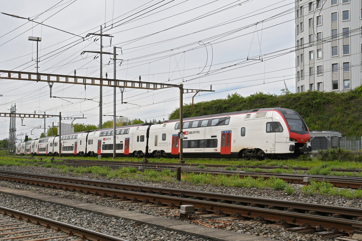 RABe 512 025-3 KISS durchf�hrt am 20.04.2026 den Bahnhof Pratteln.