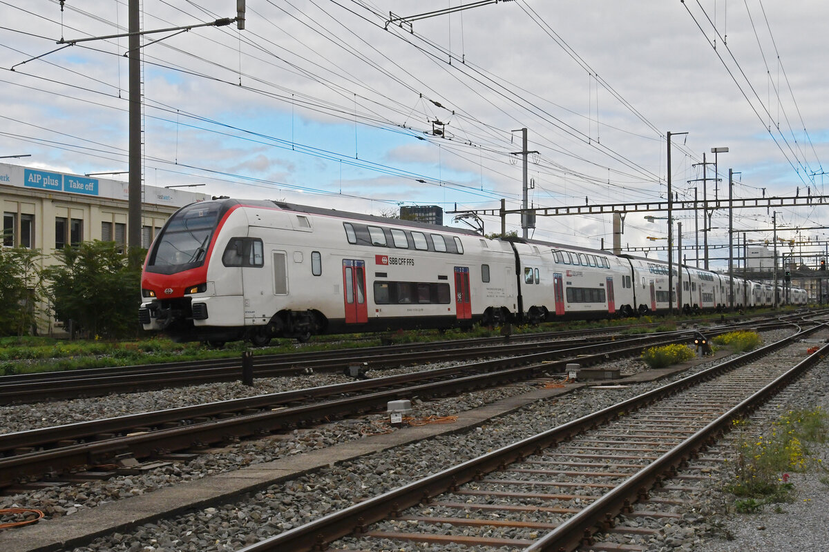 RABe 512 028-7 KISS durchfährt am 05.10.2024 den Bahnhof Pratteln.