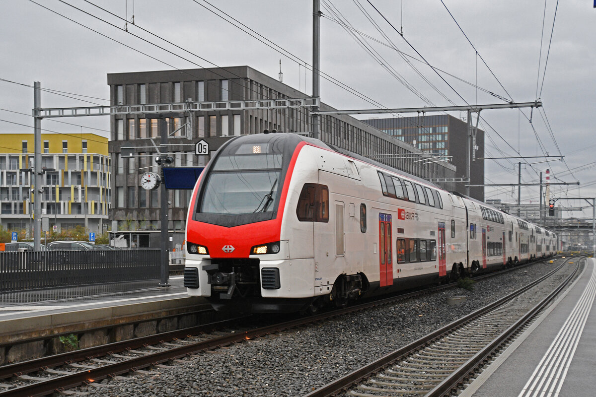 RABe 512 029-5 KISS durchfährt am 20.10.2025 den Bahnhof Muttenz.