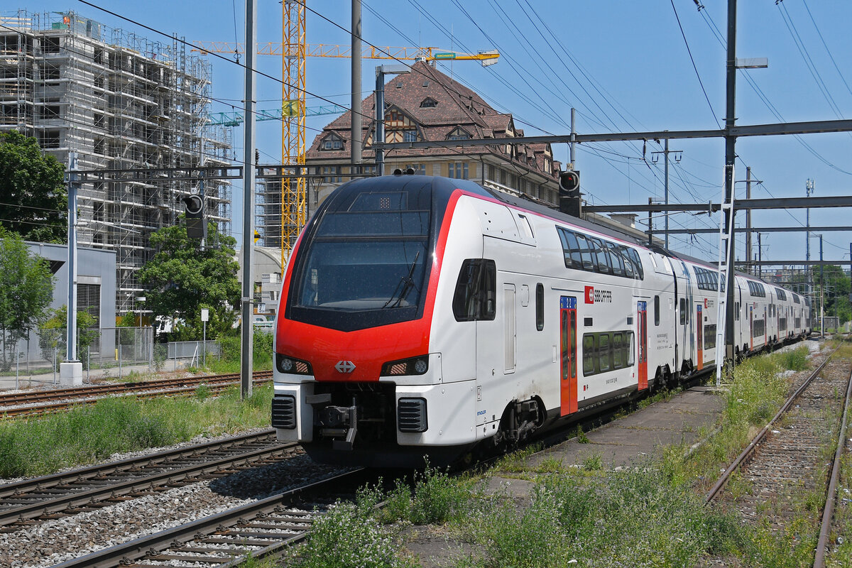 RABe 512 032-9 KISS durchfährt am 20.06.2025 den Bahnhof Pratteln.